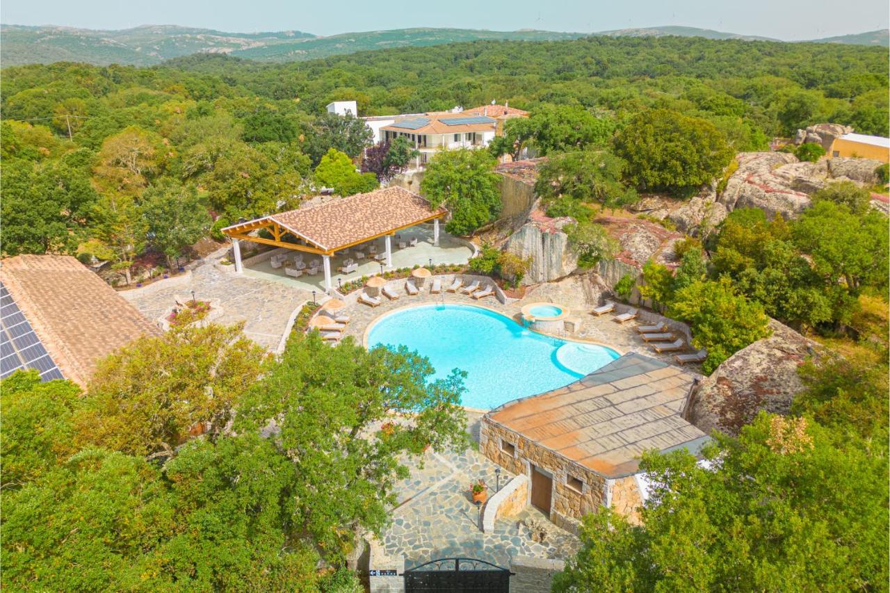 Paghe Eco Luxury Experience Hotel Budduso Bagian luar foto